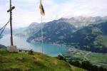 Paragliding Fluggebiet Europa » Schweiz » Schwyz,Gitschenen - Jochlistock - Schwalmis,Direkt Links neben Tisch, Bank und Urnerfahne ist der Startplatz ins Reusstal