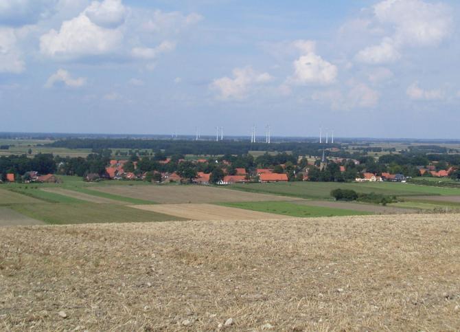 Schön sind die Windkraftanlagen zur Bestimmung der Windrichtung.