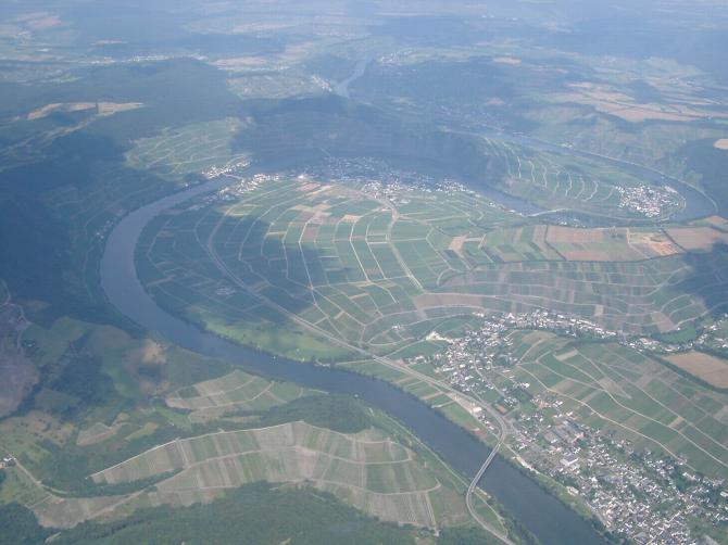 Blick über die Mosel in Richtung NO. Unten rechts Neumagen-Dhron.