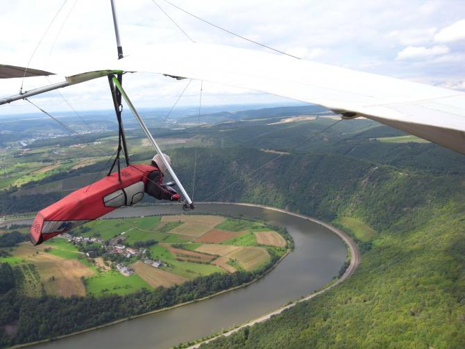 Blick nach Nord.
Startplatz im Bild rechts mittig,
Landeplatz unter dem Rad, die Wiese, die nicht an die Saar grenzt.