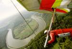 Paragliding Fluggebiet Europa » Deutschland » Rheinland-Pfalz,Serrig (nur Drachen),Serrig 
Oktober 2001 mit Blick über die Saarschleife bei Serrig-Hamm Startplatz und Landewiese. Pilot und Fotograf: Fredi Reuter
