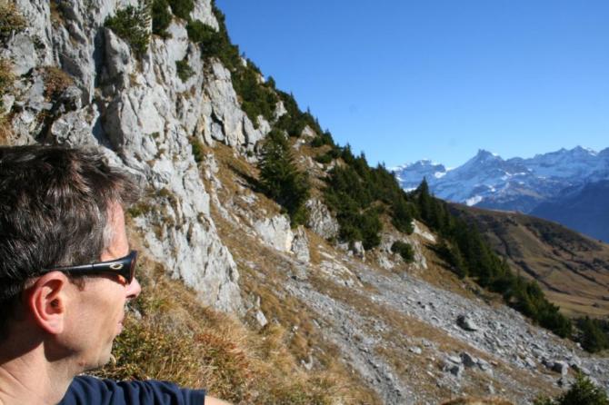 Blick zurück über den Aufstiegsweg Richtung Ruogig und dahinter Schärhorn und Clariden. In dieser Richtung verstecken sich noch zwei schlecht sichtbare Heuseile (Siehe Karte)