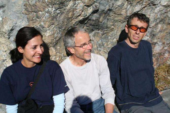 Das Znüniplätzli direkt am steilen Aufstieg kommt gerade recht, denken sich Carol, Werner und Sebi