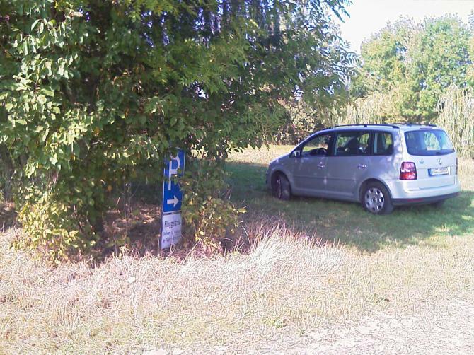 Der Parkplatz mit Hinweisschild