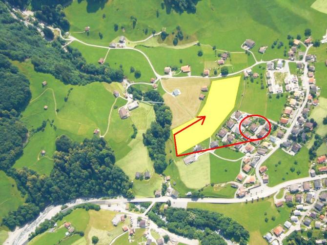 Der Landeplatz ist von der Bahn aus und auch von oben gut sichtbar und frei von Kabeln. Bei starkem (Tal-)Wind auf Rotoren hinter den Häusern achten. (C) Photo W. Berweger