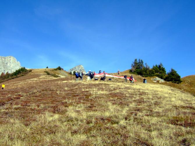 Startplatz. Von der Bergstation muß man noch ein wenig (ca. 10 min) weiter hochlaufen, weil direkt um die Bergstation zu viele Kabel sind.
