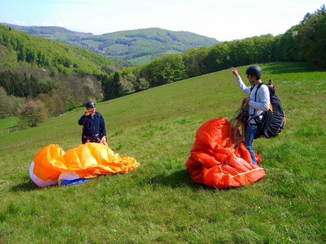 Blick über den Übungshang. Nach dem Start nach rechts, den Hang entlang möglichst weit oben bleiben.