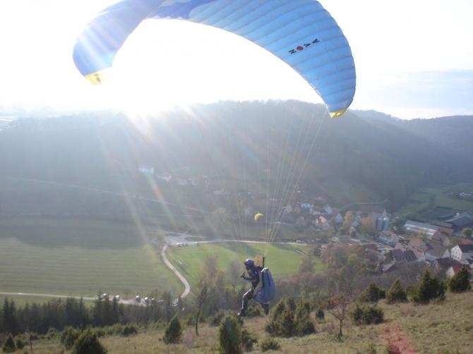 Landeplatz vom Startplatz gesehen,unten im Tal:))