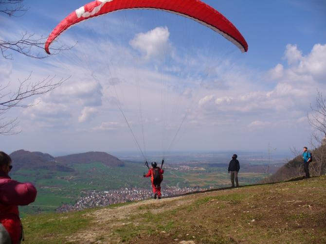 Hier "Springen" die Gleitschirmflieger beim Start wirklich :)

Weststart