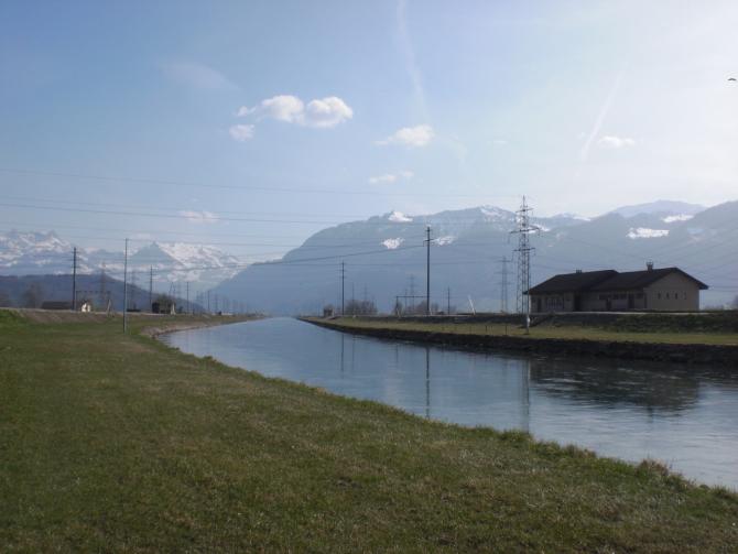 Vom Linthkanal sieht man prächtig zum Hirzli rauf