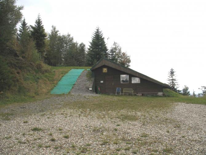Der Startplatz an der Teufelsmühle mit Hütte. Das Hüttendach dient als Rampe.
