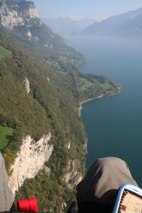 Der Ausblick über dem Walensee ist genial. Gut sichtbar ist der kleine Landeplatz auf der Halbinsel Stralegg mit den Bäumen.