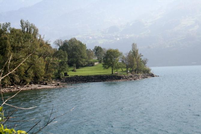 Auf Höhe der Halbinsel gibt es einen Düseneffekt bei Westwind. Weil in eine leicht abfallende Waldlichtung gelandet wird können Rotoren eine Landung zusätzlich erschweren. (A)