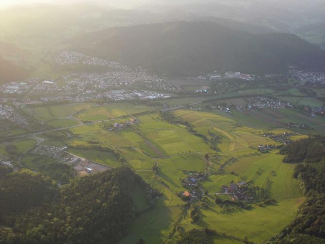 Blick auf den Landeplatz Heimeck ( unterhalb der Bildmitte )