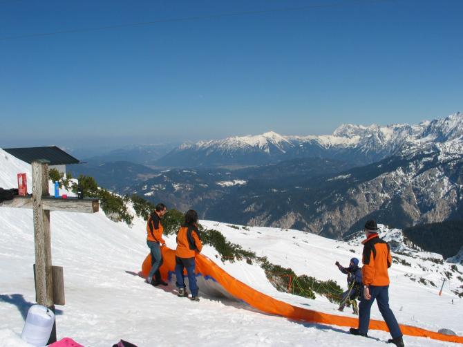 Osterfelder Startplatz im Winter (mit freundlichen Starthelfern)