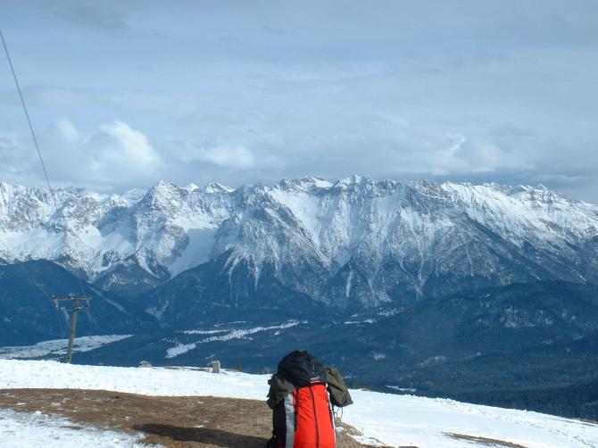 Karsamstag am Wank. Im Hintergrund das Karwendel.