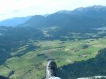 Paragliding Fluggebiet Europa » Deutschland » Bayern,Wank,Der Wank mal von Mittenwald aus gesehen. Erkennbar ist der Landeplatz am Gschwandtner (Hintergrund, halb Links) Wir landen heut aber bei den Mittenwaldern, in der Nähe des Tonihofes.