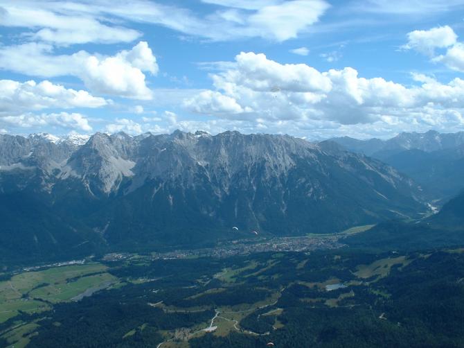Flug vom Wank nach Mittenwald. Unter uns ist grad der Brendten mit dem Wildensee zu erkennen. Im Tal Mittelwald und dahinter das Karwendel.