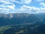 Paragliding Fluggebiet Europa Deutschland Bayern,Wank,Flug vom Wank nach Mittenwald. Unter uns ist grad der Brendten mit dem Wildensee zu erkennen. Im Tal Mittelwald und dahinter das Karwendel.