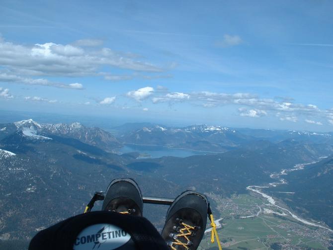 Blick in das Obere Isartal (rechts)In der Mitte, zu meinen Füßen, der Walchensee. (aufgen. am 21.04.08)