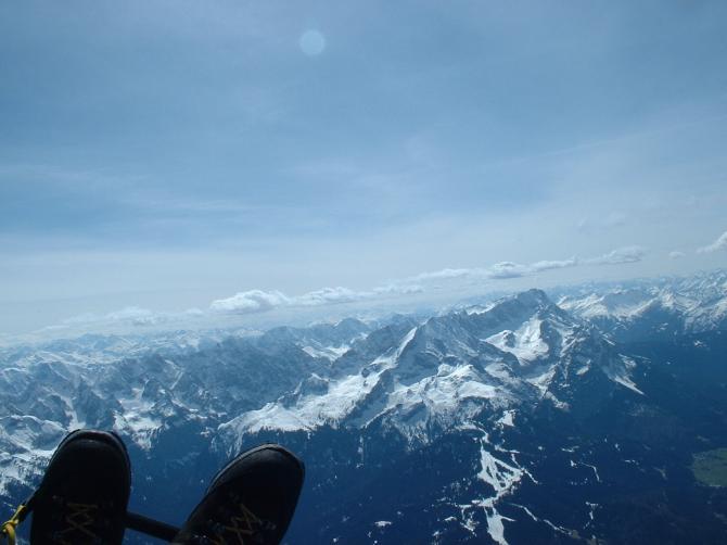 Start am Wank und etwas Höhenluft geschnuppert. Wetterstein und die Zugspitze aus 3300 m Höhe vor meinen Füßen. (aufgen. am 21.04.08)