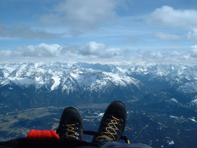 Ach mal schaun, was zuhause so los ist. Zwischen meinen Füßen Mittenwald und dahinter das noch gut verschneite Karwendel. (aufgen. am 21.04.08)