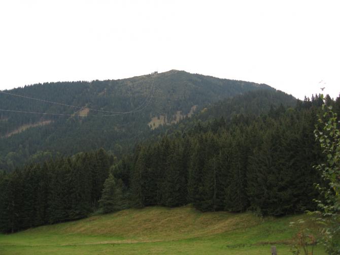 Hochries von der Mittelstation aus. Der Startplatz NO ist links der Bergstation zu sehen. Der NW Startplatz ist rechts vom Gipfelhaus (verdeckt).