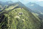 Paragliding Fluggebiet Europa » Österreich » Tirol,Wilder Kaiser,Gipfel der Hochries von Osten, vor dem Gipfelhaus (östlich) befindet sich die Drachen-Startrampe, rechts (unterhalb) der Gleitschirm-Startplatz