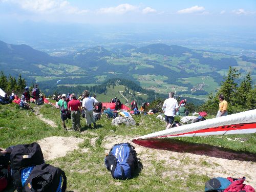 Ab und ab wirds voll aber gerade für Anfänger ist es ideal wenn die Flugschule da ist... Gute Tipps und Einschätzung der Schwierigkeit gibts dann direkt vom Profi