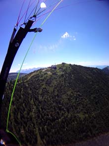 Hier ein Blick zum Ost Startplatz der Hochries. Man kann die Seilbahn gleich rechts neben dem Startplatz gut erkennen. Diese muss stets mit ausreichendem Abstand überflogen werden.