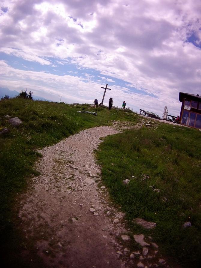 Der Weg zum West Startplatz der Hochries führt am Gipfelkreuz vorbei.