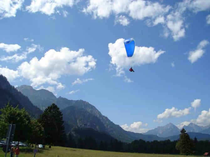 Landeanflug am Tegelberg mit Schloss im Hintergrund