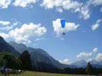Paragliding Fluggebiet Europa » Deutschland » Bayern,Tegelberg,Landeanflug am Tegelberg mit Schloss im Hintergrund