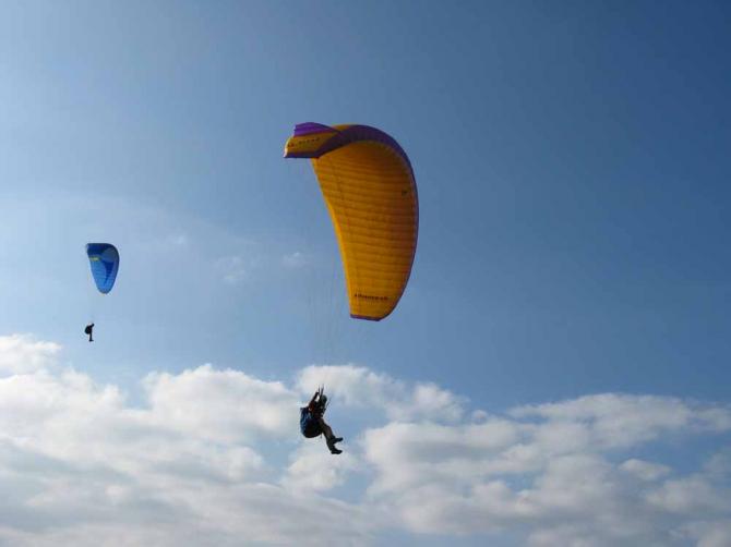 Manchmal ist am Tegelberglandeplatz wirklich sehr viel Flugverkehr. Hier ist Martin kurz vor der Punktlandung. Hingegen erwartet dem Piloten über ihn einen weiten Rückweg.