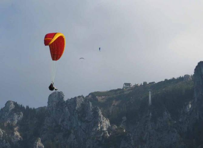 Im Hintergrund Tegelberg-Bergstationmit ein paar Gleitschirmen ober drüber - vorne Queranflug von Armin.