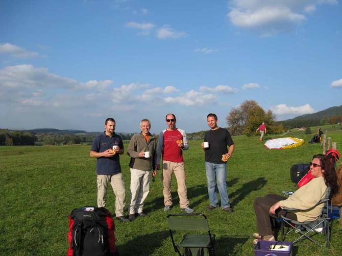 Gemütlichkeit am Tegelberg :-) 
Kaum zu glauben,aber soetwas gibt es auch. 
Ihr müßt es euch nur  einrichten - so wie unsere Jungs - einen schönen Flugtag vor Ort ausklingen lassen mit Kaffee und Kuchen.