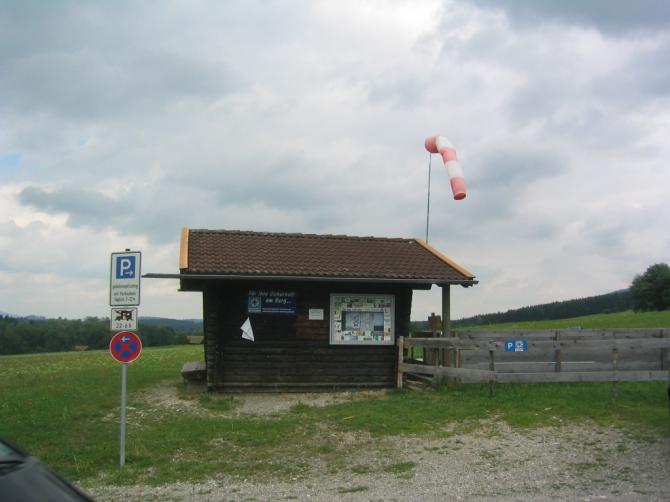 Das Haeuschen direkt neben dem Landeplatz.