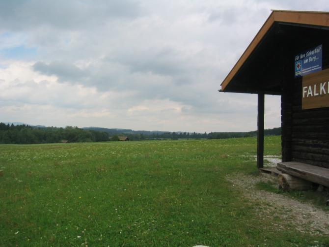 Der Landeplatz direkt neben dem Haeuschen.