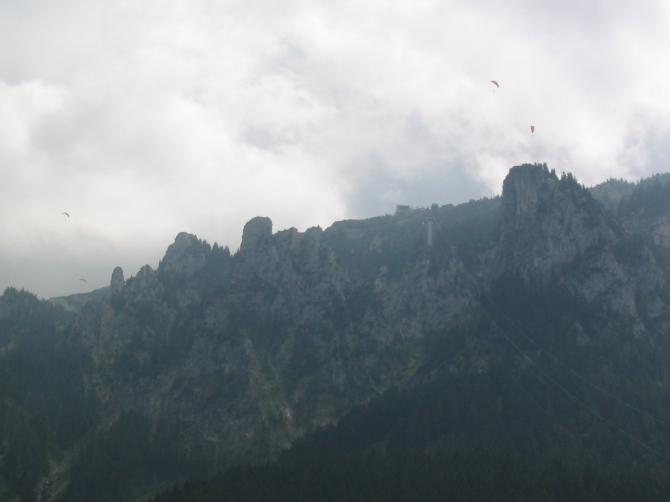 Ob das Wetter haelt. Blick auf den Tegelberg vom Landeplatz aus.