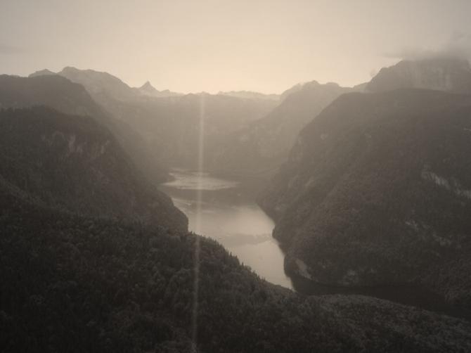 Blick zum Königssee. 
===============================
Dem Bayernland starbst Du zu früh, dein treues Volk vergisst Dich nie ! (für König Ludwig II)
===============================
Der Spruch fiel mir spontan ein  als ich dieses Bild bearbeitet habe ;-)