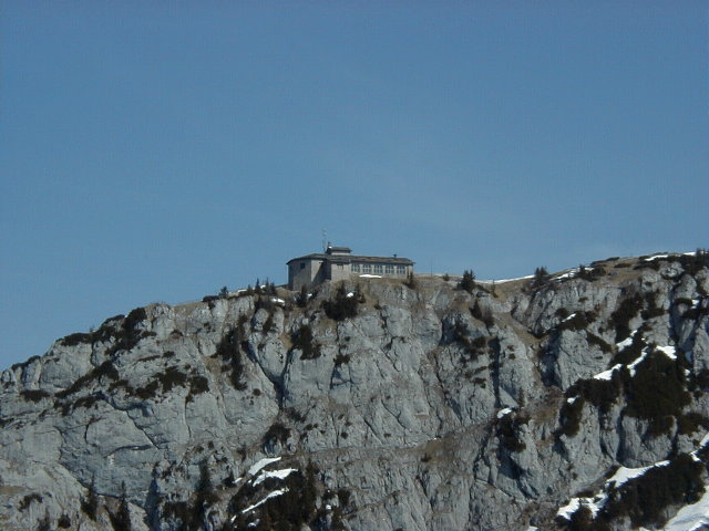 Das Kehlsteinhaus, auch Eagles Nest genannt(geschichtsträchtiges, ehemaliges Teehaus von Hitler). Auf dem Obersalzberg hatten fast alle Nazigrößen ihre Häuser.