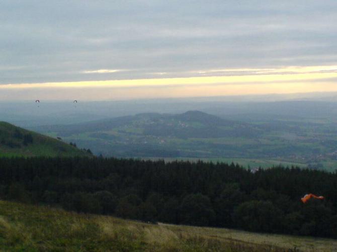 Ein wenig Pech gehabt, der Pilot unten rechts. Es ist ihm nichts passiert. Nur der Schirm war dahin. Währenddessen soaren die beiden oben links bei bestem Sonnenuntergang.