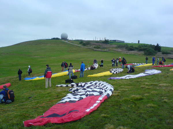 Gerade zur Ausbildung ein super Gebiet! Kleine leichte Anfängerflüge sind möglich! Egal woher der Wind kommmt! Mehr unter www.Tommis-Web.de (unter Paragliding->Kombikurs)