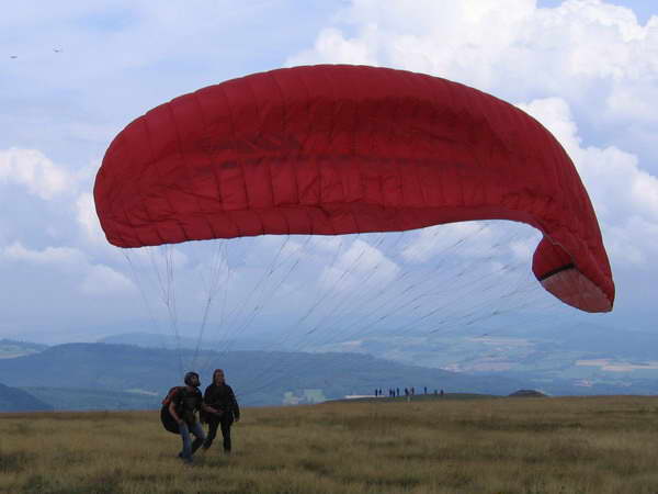 Grounding ist super möglich, da fast immer ein laminarer Wind ansteht! Leider ist er auch manchmal zu stark! ;-) Mehr unter www.Tommis-Web.de (unter Paragliding->Schnupperkurs)