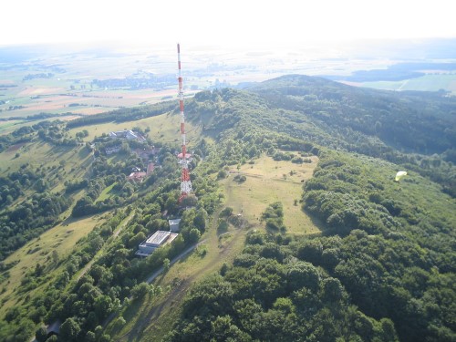 Soaren auf der Nordseite, mit Blick auf die Antenne und das evangelische Bildungszentrum. Der Berg gehört übrigends der evangelischen Kirche. Wir sind also gesegnet...! ;-)