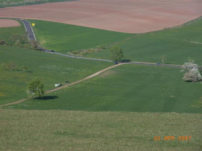 landeplatz ist in der regel der weg weil die bauern es nicht wollen das man auf den wiesen landet bzw. parkt