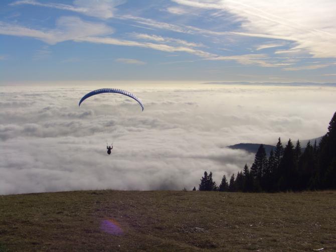 Schöckl, 03.12.2006 Abgleiter in den Nebel. Landeplatz neben der Talstation war gerade sichtbar. Am Startplatz herschten T-Shirt-Bedingungen!