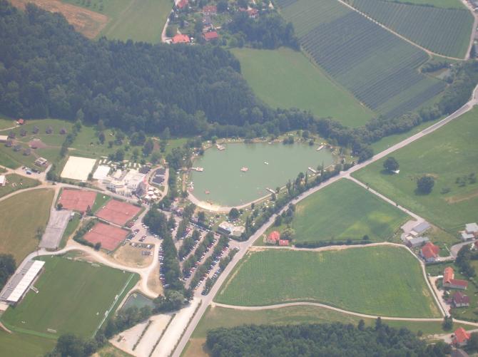 Anflug auf die Freizeitanlage 
Kumberg; 8 km s/o vom Schöckl