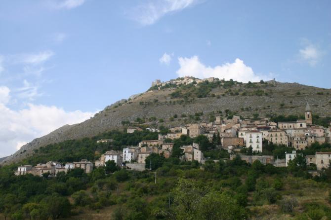 Calascio und darüber Rocca Calascio