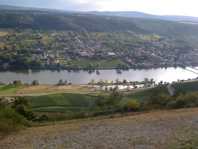 Blick vom Startplatz. Hinten links ist der Landeplatz erkennbar (grüne Wiese)